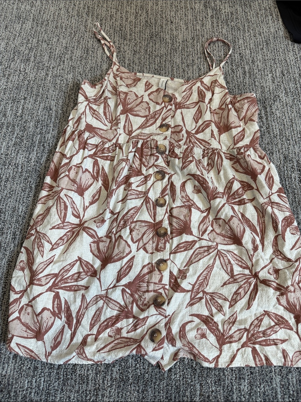 Pending- Women’s Gentle Fawn Cream Floral Button-Front top size Large